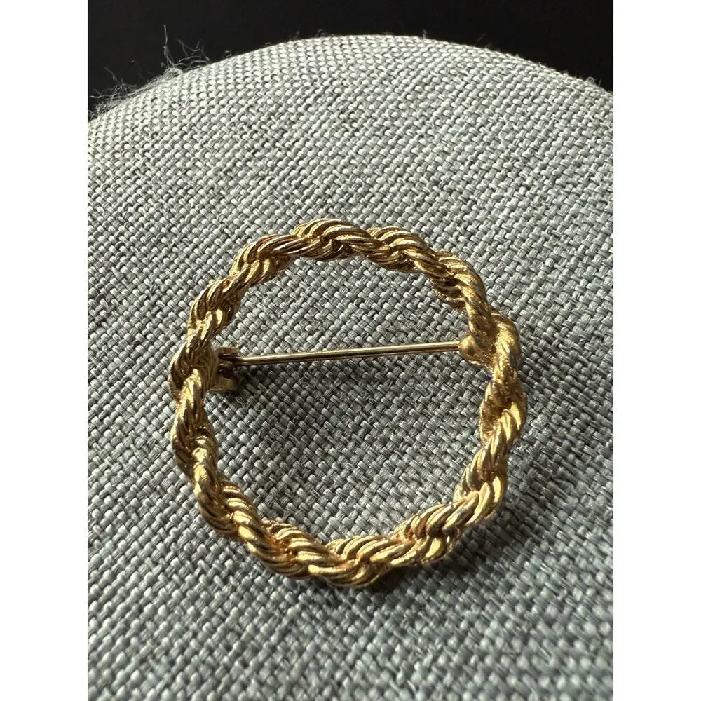 Vintage Rope Wreath Brooch Gold Tone Scarf Lapel Pin Classic Career Old Money
